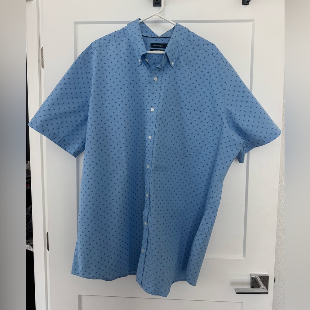 Nautica Men's Light Blue Patterned Button Down Shirt